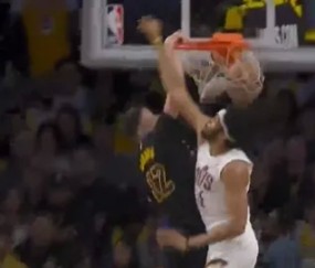 华体会app安装-炸裂！拉拉维亚强硬杀入禁区，面对阿伦送上单臂隔扣