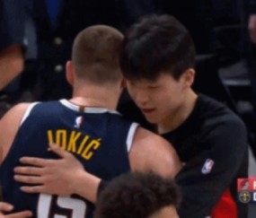 体育娱乐-😁世纪拥抱~约基奇赛后找到了杨瀚森 一个爱的抱抱